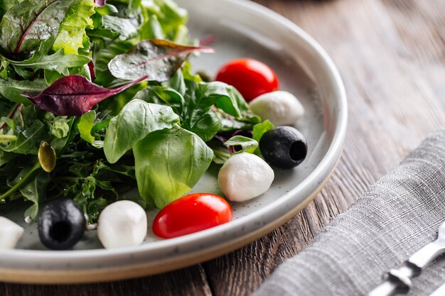 Ensalada de mozzarella verde, aceitunas y tomates