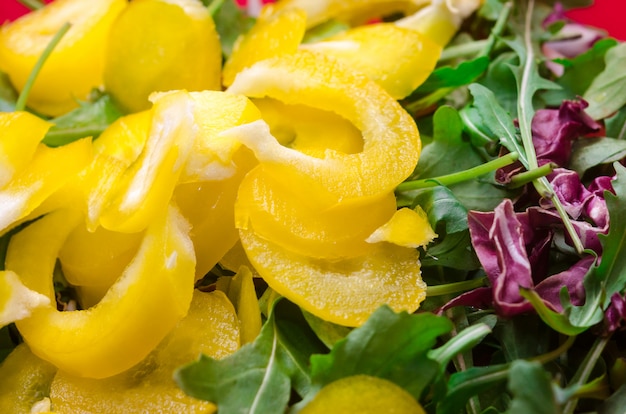 Ensalada con mucha rodaja de pimentón pimentón