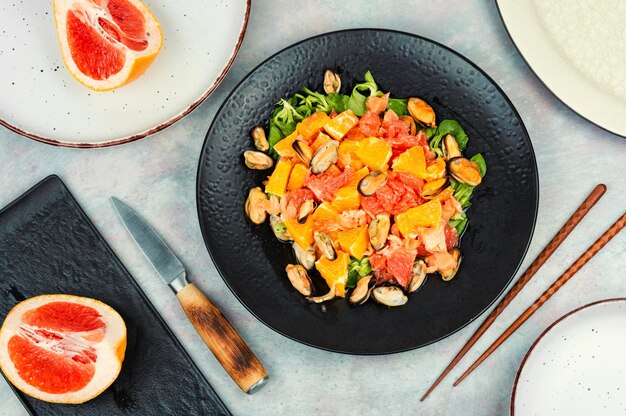 Ensalada con naranja y mejillones