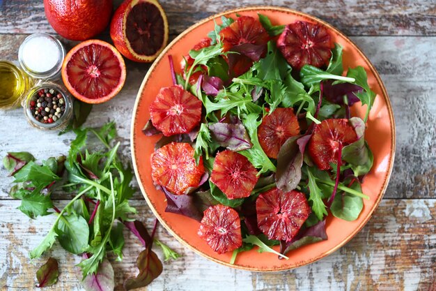 Ensalada de naranja roja. Comida fitness. Ensalada vegana.