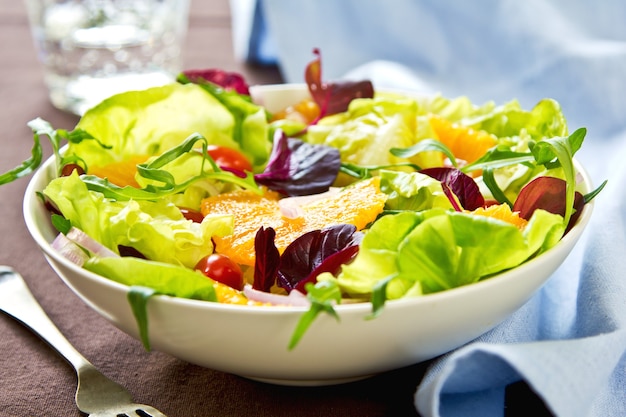 Ensalada de naranja con rúcula y granada en un bol