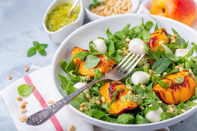 Ensalada de nectarinas a la plancha, rúcula y pesto