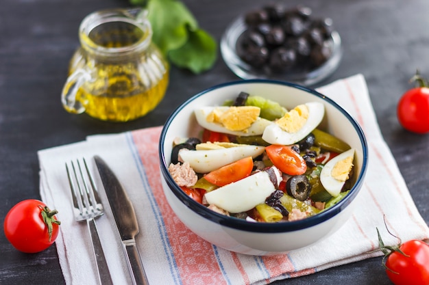 Ensalada Nicoise con atún, judías verdes, albahaca y verduras frescas.