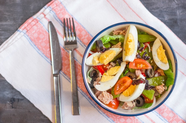 Ensalada Nicoise con atún, judías verdes, albahaca y verduras frescas.