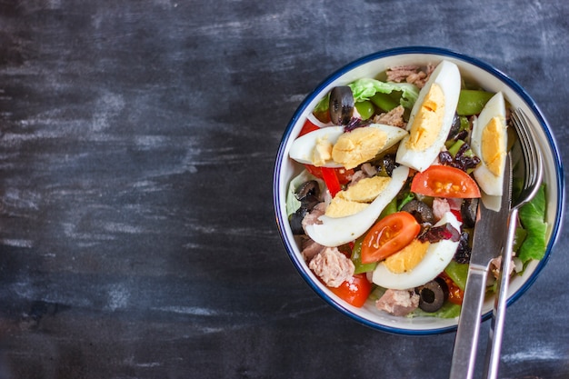 Ensalada Nicoise con atún, judías verdes, albahaca y verduras frescas.