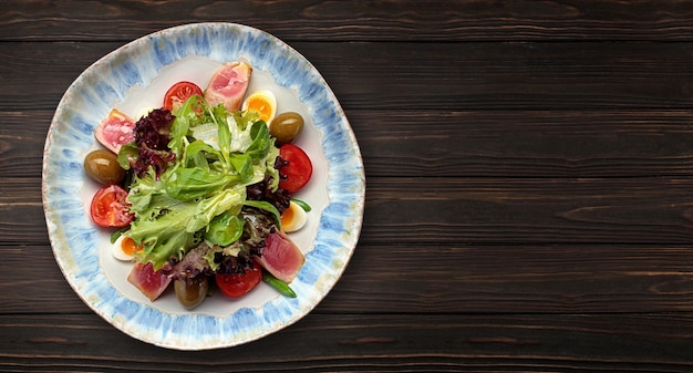 Ensalada Nicoise con atún en un plato