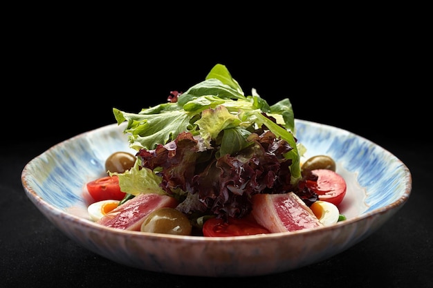 Ensalada Nicoise con atún en un plato