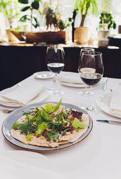 Ensalada de Nicoise servida en un restaurante en Cannes Francia Vista inclinada horizontalmente