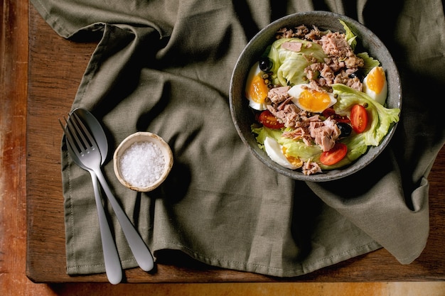 Ensalada nicoise tradicional con atún enlatado