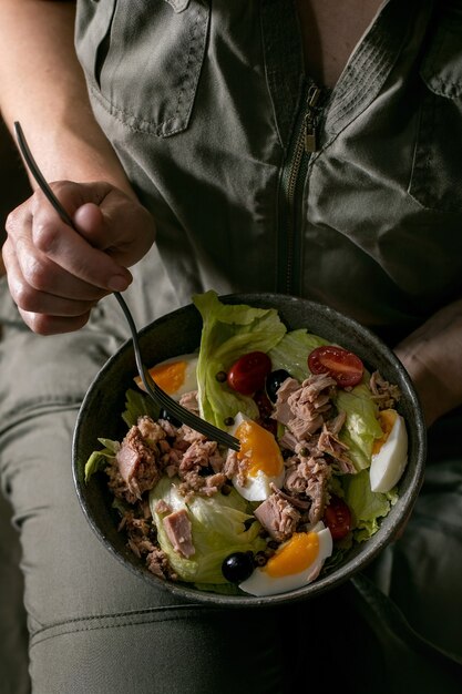 Ensalada nicoise tradicional con atún enlatado