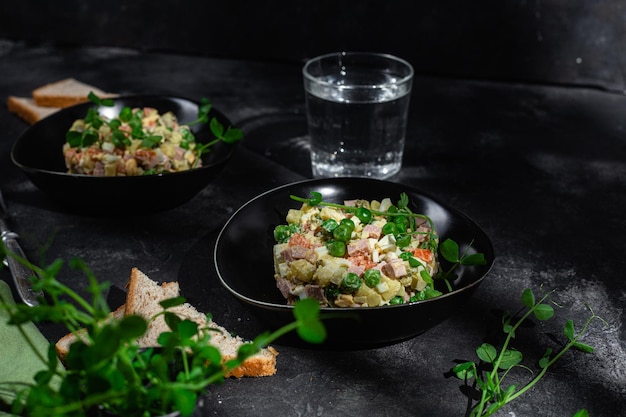 Ensalada Olivier en un plato