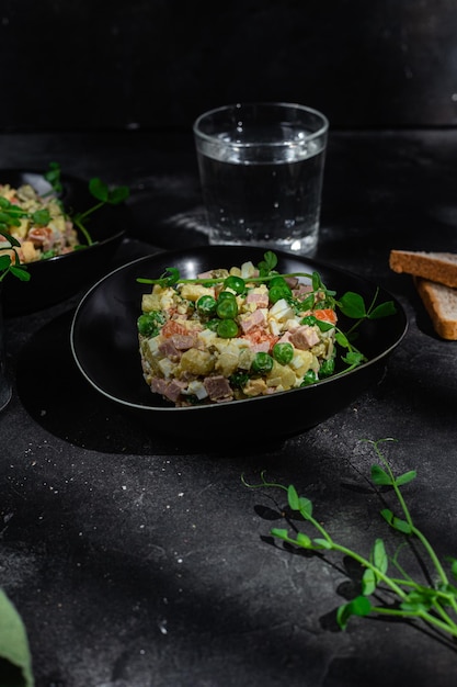 Ensalada Olivier en un plato