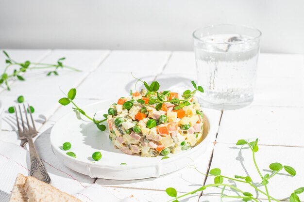 Ensalada Olivier en un plato