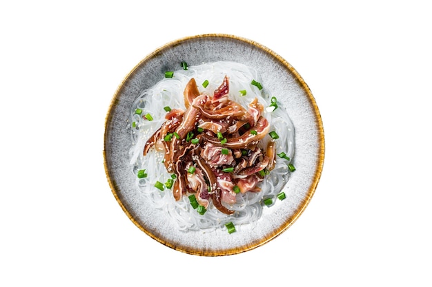 Ensalada con orejas de cerdo, fideos de vidrio, semillas de sésamo y cebollas verdes, orejas de cerdo fritas al estilo coreano, aisladas sobre fondo blanco
