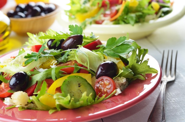 Ensalada orgánica fresca de vegetales saludables en la mesa blanca