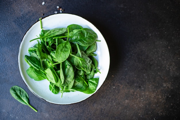 Ensalada orgánica de hojas jugosas de espinaca verde porción tamaño de porción