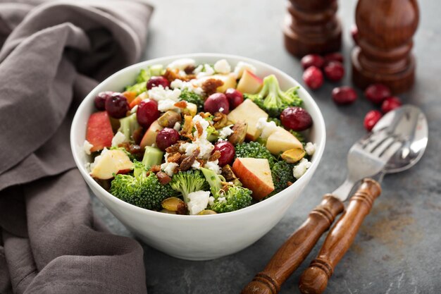 Foto ensalada de otoño con manzana y brócoli