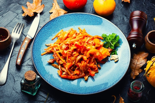 Ensalada de otoño con orejas de cerdo picantes y calabaza