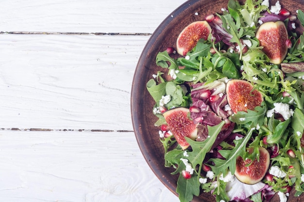 Ensalada de otoño con rúcula, espinacas, higos y queso