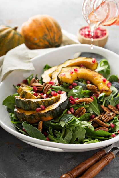 Ensalada de otoño con verduras y calabazas de bellota