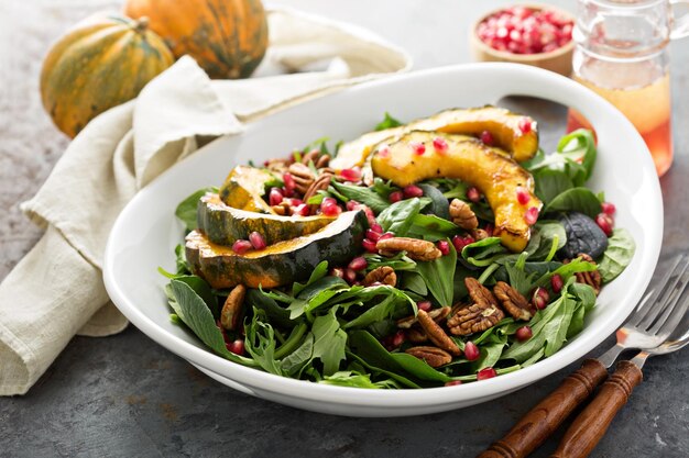 Foto ensalada de otoño con verduras y calabazas de bellota