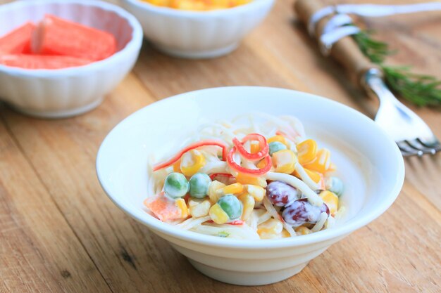 ensalada con palitos de cangrejo