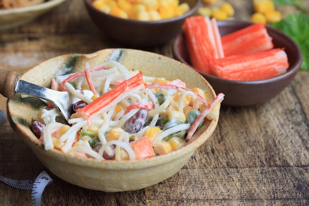 ensalada con palitos de cangrejo