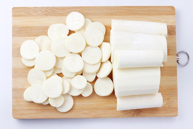 Ensalada de palmito en rodajas en mesa de madera aislada sobre fondo blanco Alimentos bajos en carbohidratos