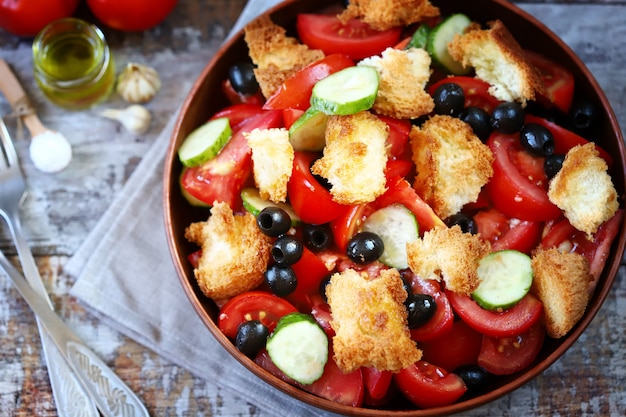 Ensalada de panzanella con pan de aceitunas y tomates