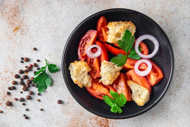 Ensalada Panzanella pan seco tomate cebolla comida saludable dieta snack en la mesa espacio de copia de alimentos