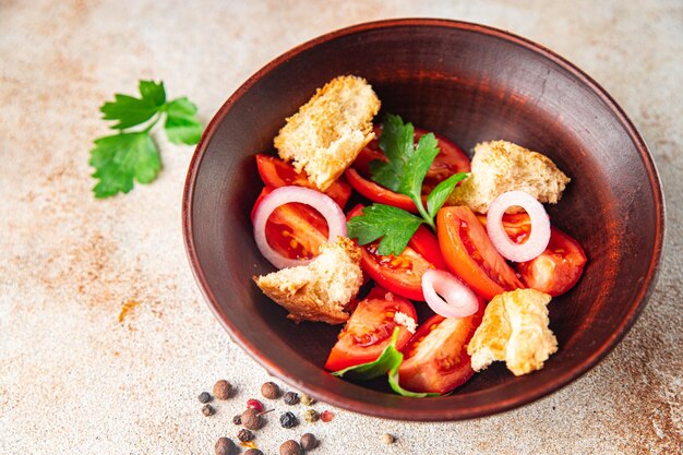 Ensalada panzanella tomate tostadas secas pan cebolla comida snack espacio copia fondo de alimentos