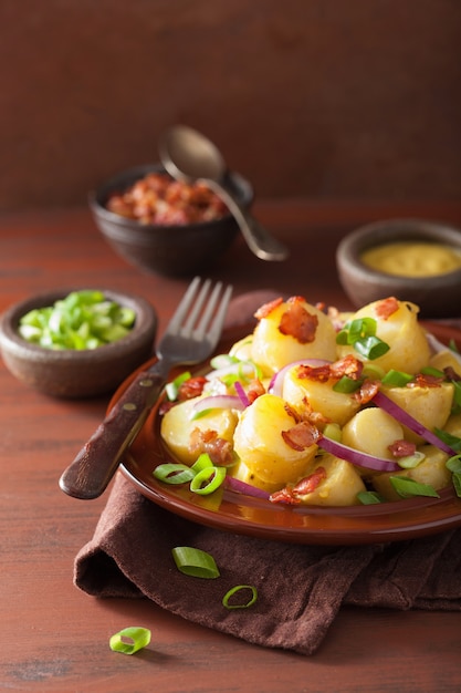 Ensalada de papa con mostaza de cebolla y tocino