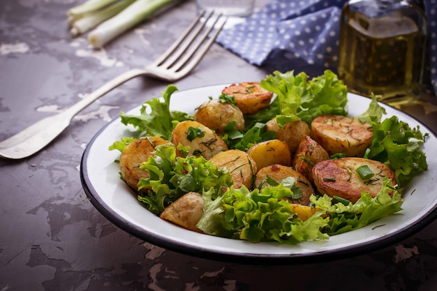 Ensalada con papa, perejil, eneldo y lechuga.