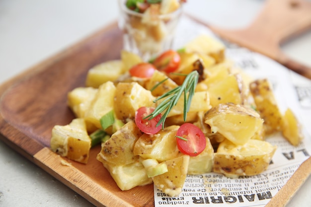 Ensalada de papa sobre fondo de madera