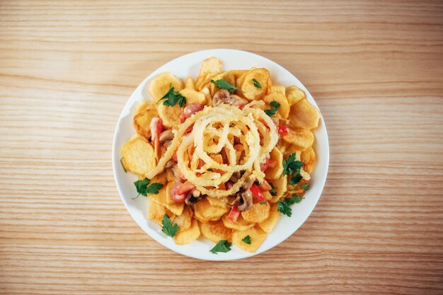 Ensalada con papas fritas, champiñones tomates