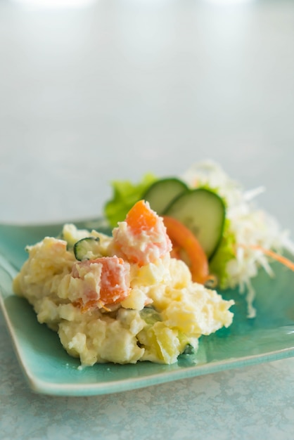 ensalada de papas en un plato