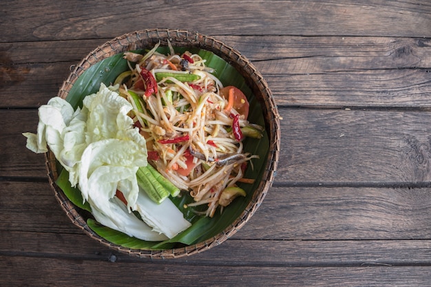 La ensalada de papaya es una bandeja popular en Tailandia. Nombre de la comida picante llamada Som-Tum.