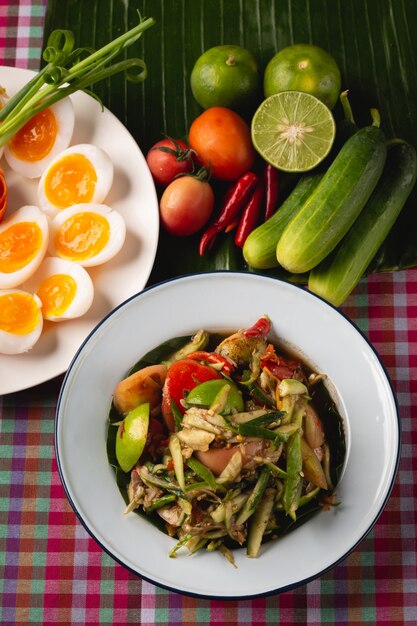 Ensalada de papaya con huevo cocido, comida local Thai Esan, Tailandia