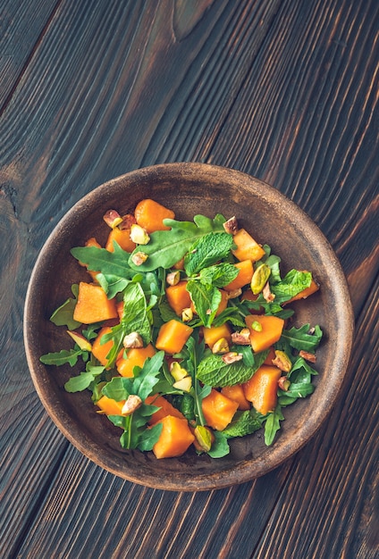 Ensalada de papaya con menta, pistachos y rúcula