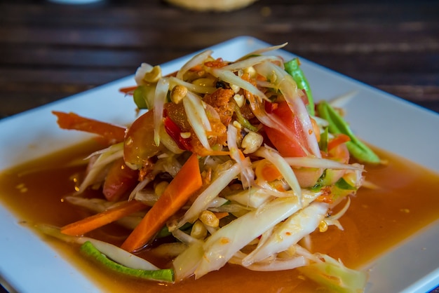 Ensalada de papaya en la mesa en el restaurante.