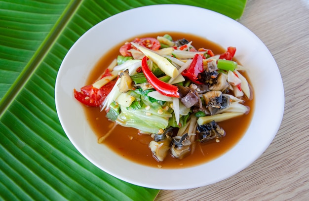 Ensalada de papaya picante, comida tailandesa.