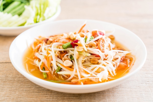 ensalada de papaya picante (comida tradicional tailandesa)