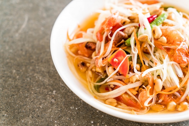 ensalada de papaya picante (comida tradicional tailandesa)