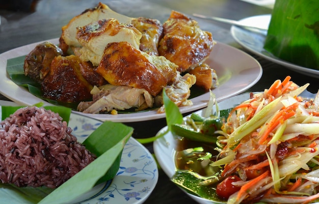 La ensalada de papaya y el pollo a la parrilla son un plato popular en Asiax9