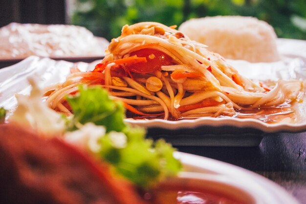 Ensalada de papaya tailandesa con cacahuetes y gambas secas Comida asiática