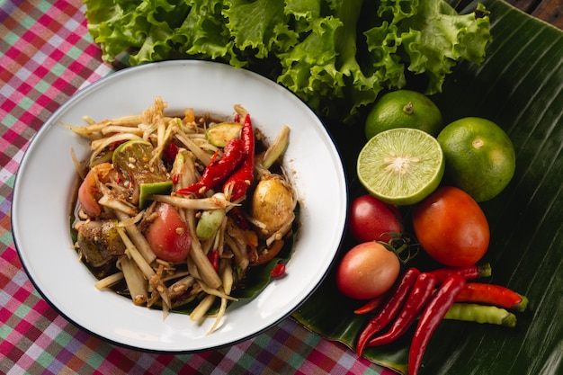 Ensalada de papaya verde, comida local tailandesa de Esan, Tailandia