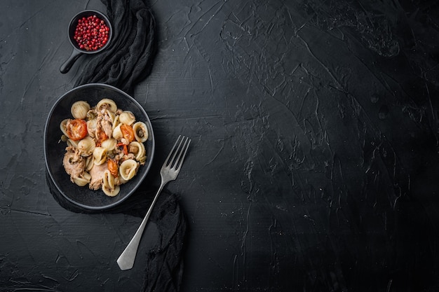 Ensalada de pasta con atún y alcaparras en negro, vista superior