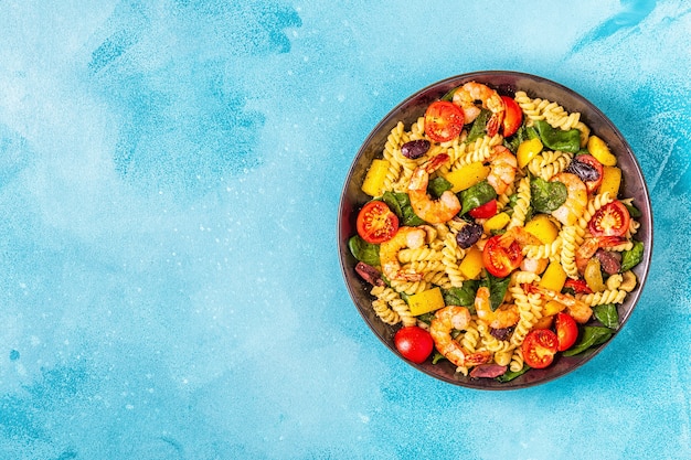 Ensalada de pasta con camarones y verduras