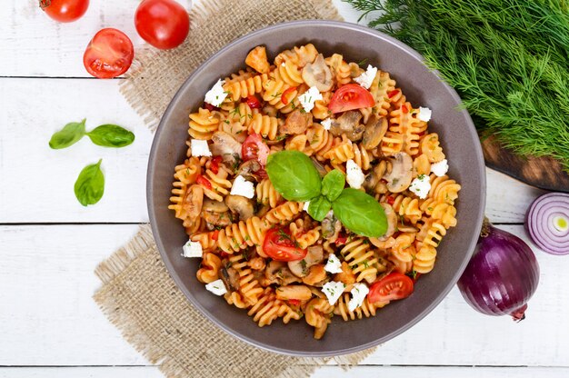 Ensalada de pasta con champiñones y queso