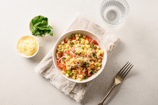 Ensalada con pasta ditalini, guisantes, salchicha.